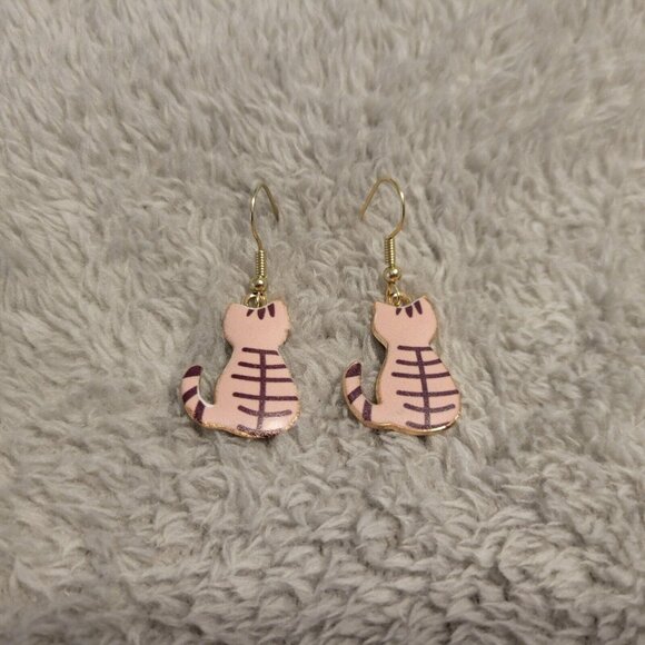 Unbranded Jewelry - Cats Kittens Tabby Earrings Beige One Pair Gold Tone Fish Hook Dangle E17E